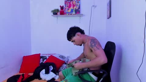 master_boy28 online show from February 18, 1:43 am