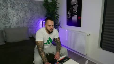 Snapshot of masterkingmuscle chatting on December 18, 8:59 pm masterkingmuscle online show from December 18, 8:59 pm