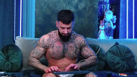 Snapshot of masterkingofmuscle chatting on December 5, 3:06 pm masterkingofmuscle online show from December 5, 3:06 pm