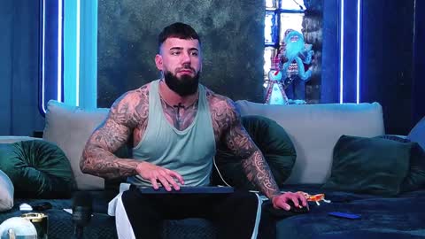 Snapshot of masterkingofmuscle chatting on December 11, 8:47 am masterkingofmuscle online show from December 11, 8:47 am