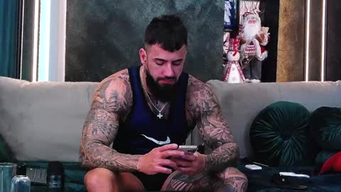 Snapshot of masterkingofmuscle chatting on December 20, 11:10 am masterkingofmuscle online show from December 20, 11:10 am