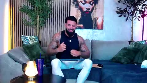 Snapshot of masterkingofmuscle chatting on May 13, 8:01 am masterkingofmuscle online show from May 13, 8:01 am