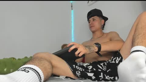 mateo_escobar online show from April 4, 2:10 am