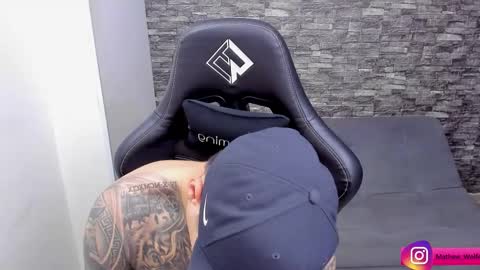 Mathew Independent model online show from November 25, 7:47 pm