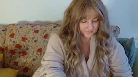 Snapshot of mathilde_solveig chatting on December 15, 12:28 pm mathilde_solveig online show from December 15, 12:28 pm