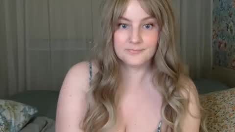 Snapshot of mathilde_solveig chatting on December 30, 3:35 pm mathilde_solveig online show from December 30, 3:35 pm