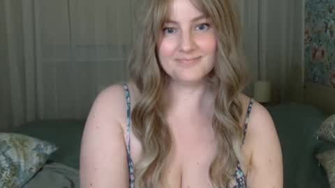 Snapshot of mathilde_solveig chatting on December 30, 6:38 pm mathilde_solveig online show from December 30, 6:38 pm