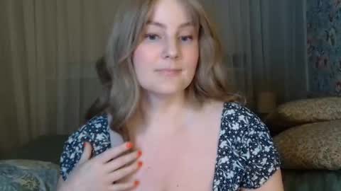 Snapshot of mathilde_solveig chatting on December 31, 6:35 pm mathilde_solveig online show from December 31, 6:35 pm