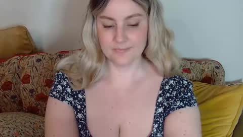 Snapshot of mathilde_solveig chatting on January 24, 6:35 pm mathilde_solveig online show from January 24, 6:35 pm