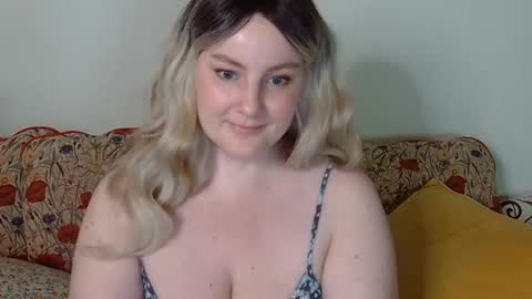 Snapshot of mathilde_solveig chatting on January 25, 8:42 pm mathilde_solveig online show from January 25, 8:42 pm