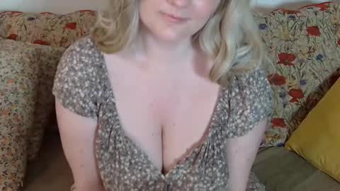 Snapshot of mathilde_solveig chatting on February 9, 1:55 am mathilde_solveig online show from February 9, 1:55 am