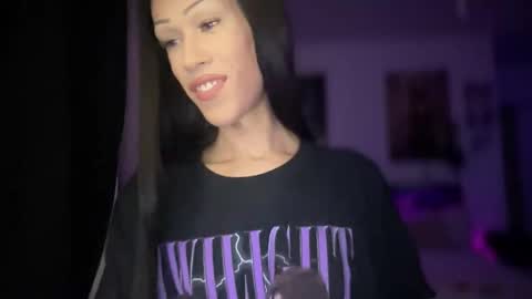 Snapshot of matrixprincess chatting on October 21, 4:13 am MOLLY MILLS online show from October 21, 4:13 am