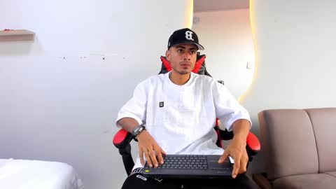 Snapshot of matthewcullenn chatting on December 14, 9:41 pm Matthew online show from December 14, 9:41 pm