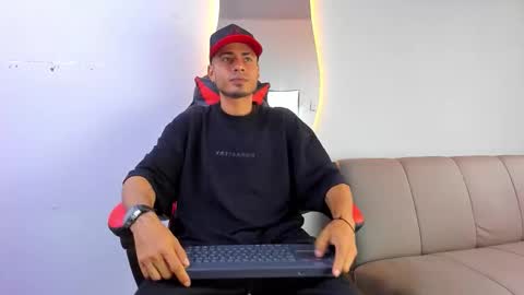 Snapshot of matthewcullenn chatting on December 16, 8:47 pm Matthew online show from December 16, 8:47 pm