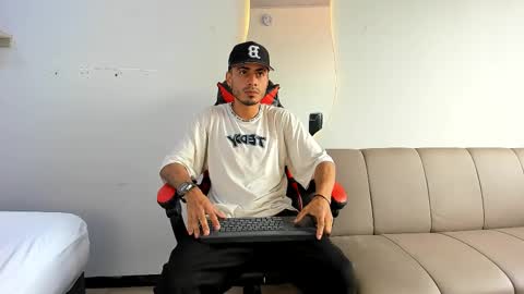 Snapshot of matthewcullenn chatting on December 20, 7:21 pm Matthew online show from December 20, 7:21 pm