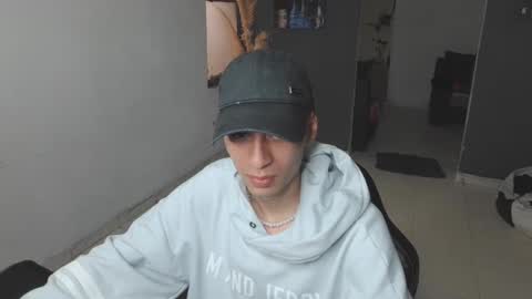 Snapshot of mattias_dantee chatting on February 4, 4:29 pm mattias online show from February 4, 4:29 pm