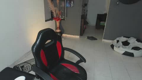 Snapshot of mattias_dantee chatting on February 5, 6:15 pm mattias online show from February 5, 6:15 pm