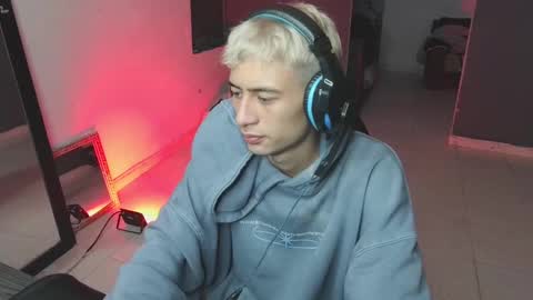 Snapshot of mattias_dantee chatting on February 23, 8:06 am mattias online show from February 23, 8:06 am