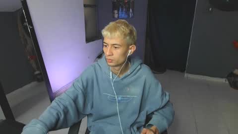 Snapshot of mattias_dantee chatting on February 25, 6:42 pm mattias online show from February 25, 6:42 pm