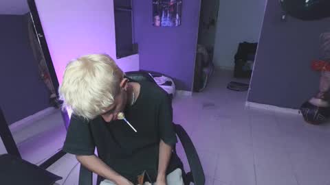 Snapshot of mattias_dantee chatting on February 28, 6:21 am mattias online show from February 28, 6:21 am