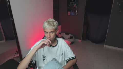 Snapshot of mattias_dantee chatting on March 4, 5:21 am mattias online show from March 4, 5:21 am