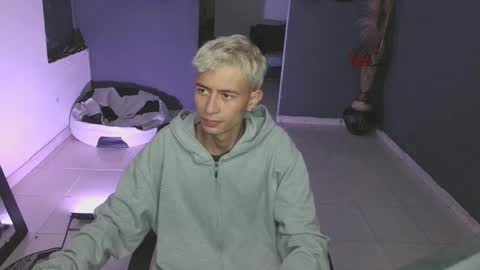 Snapshot of mattias_dantee chatting on March 5, 2:57 am mattias online show from March 5, 2:57 am