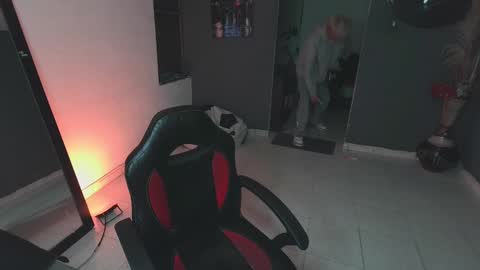 Snapshot of mattias_dantee chatting on March 6, 4:30 am mattias online show from March 6, 4:30 am