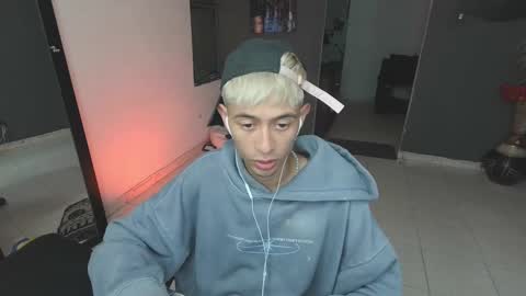 Snapshot of mattias_dantee chatting on March 6, 9:20 pm mattias online show from March 6, 9:20 pm