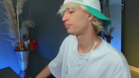 Snapshot of mattias_dantee chatting on September 17, 1:07 am mattias online show from September 17, 1:07 am