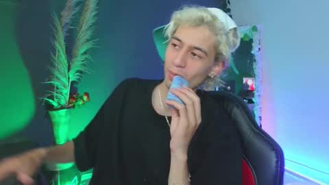 Snapshot of mattias_dantee chatting on October 10, 4:11 am mattias online show from October 10, 4:11 am