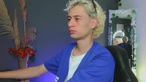 Snapshot of mattias_dantee chatting on October 18, 12:13 am mattias online show from October 18, 12:13 am