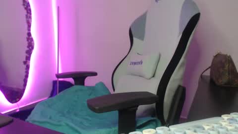 Snapshot of mauhype chatting on March 10, 1:10 am Mau and Lauren online show from March 10, 1:10 am