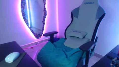 Snapshot of mauhype chatting on March 17, 11:41 pm Mau and Lauren online show from March 17, 11:41 pm