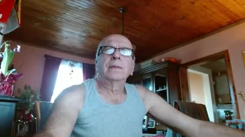 Snapshot of mauriceandre chatting on December 23, 1:35 pm Maurice online show from December 23, 1:35 pm