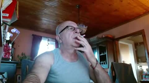 Snapshot of mauriceandre chatting on March 3, 12:05 pm Maurice online show from March 3, 12:05 pm