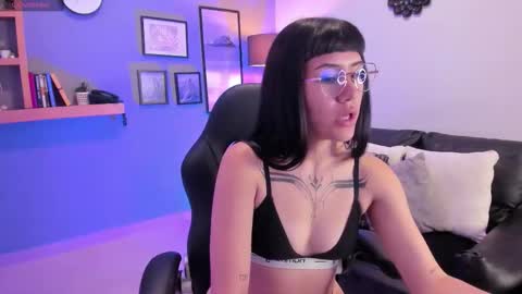 Snapshot of mavis_00 chatting on February 6, 11:30 pm Mavis online show from February 6, 11:30 pm