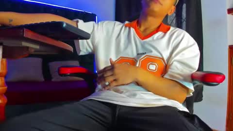 Snapshot of max_adoniss chatting on December 29, 1:17 pm ig antonny x online show from December 29, 1:17 pm