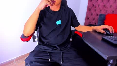 Snapshot of max_adoniss chatting on January 27, 12:37 pm ig antonny x online show from January 27, 12:37 pm