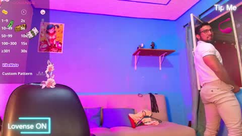 Snapshot of max_brown21 chatting on February 6, 8:45 pm max_brown21 online show from February 6, 8:45 pm