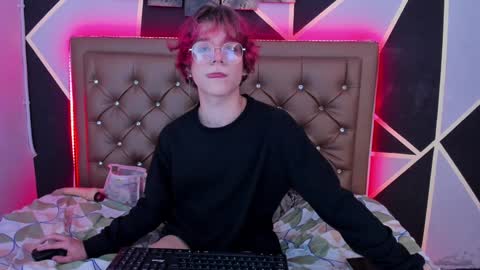 Snapshot of max_lover1 chatting on December 14, 3:58 pm Max lover1 online show from December 14, 3:58 pm