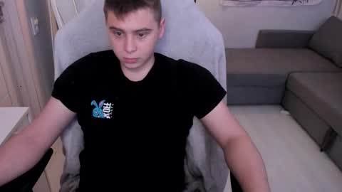 Snapshot of max_sm1th chatting on December 16, 7:24 am Max online show from December 16, 7:24 am