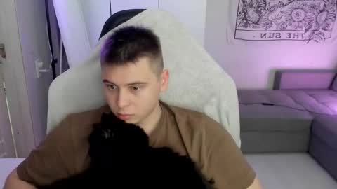 Snapshot of max_sm1th chatting on February 4, 6:19 am Max online show from February 4, 6:19 am