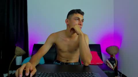 Snapshot of max_wild01 chatting on March 4, 7:14 am MAX online show from March 4, 7:14 am