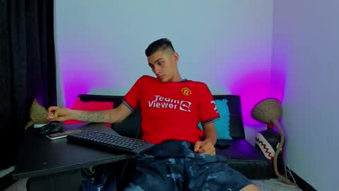 Snapshot of max_wild01 chatting on March 15, 6:19 am MAX online show from March 15, 6:19 am