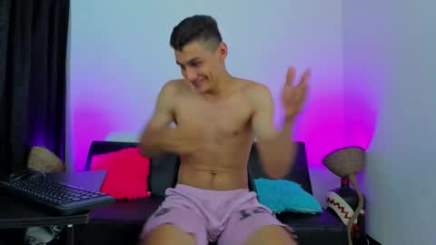 Snapshot of max_wild01 chatting on March 22, 9:13 am MAX online show from March 22, 9:13 am