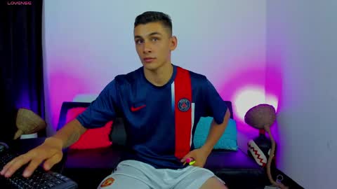 Snapshot of max_wild01 chatting on March 29, 8:03 am MAX online show from March 29, 8:03 am