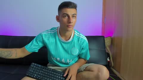 Snapshot of max_wild01 chatting on April 23, 10:58 am MAX online show from April 23, 10:58 am
