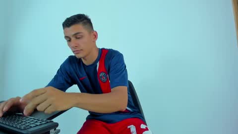 Snapshot of max_wild01 chatting on May 14, 10:44 am MAX online show from May 14, 10:44 am