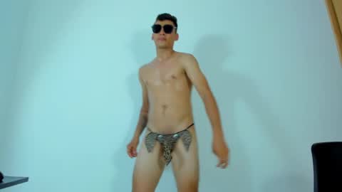 Snapshot of max_wild01 chatting on May 16, 1:02 am MAX online show from May 16, 1:02 am