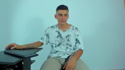 Snapshot of max_wild01 chatting on May 18, 4:07 am MAX online show from May 18, 4:07 am